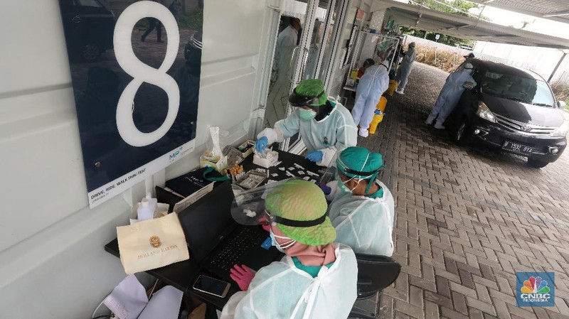 Warga menjalani tes usap atau swab test di GSI Lab (Genomik Solidaritas Indonesia Laboratorium), Cilandak, Jakarta, Senin (2/11/2020). (CNBC Indonesia/Andrean Kristianto)
