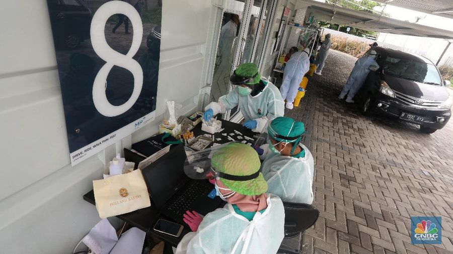 Warga menjalani tes usap atau swab test di GSI Lab (Genomik Solidaritas Indonesia Laboratorium), Cilandak, Jakarta, Senin (2/11/2020). (CNBC Indonesia/Andrean Kristianto)