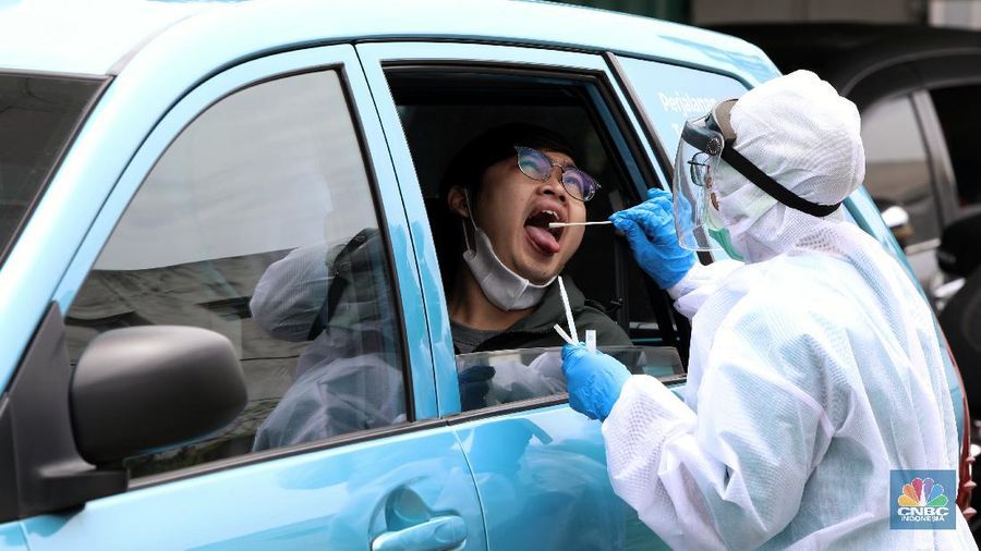 Warga menjalani tes usap atau swab test di GSI Lab (Genomik Solidaritas Indonesia Laboratorium), Cilandak, Jakarta, Senin (2/11/2020). (վ/Andrean Kristianto)