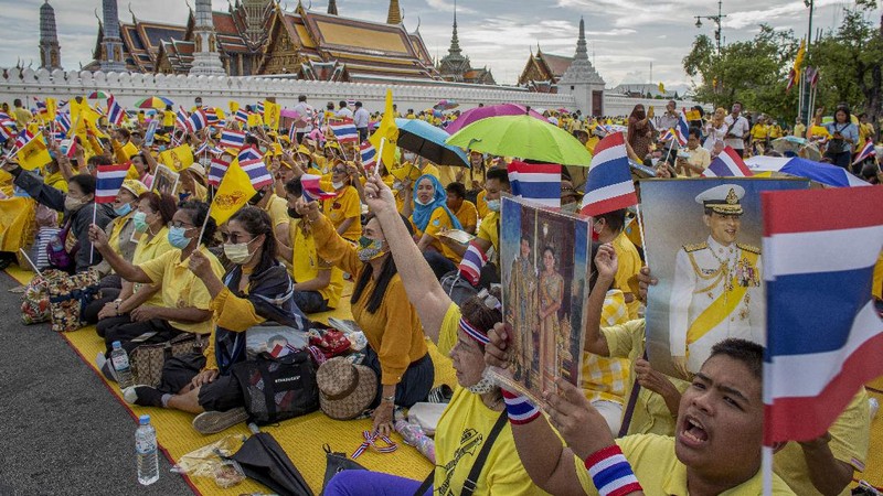 King Maha Vajiralongkorn and Queen Suthida greet supporters in Bangkok, Thailand, Sunday, Nov. 1, 2020. Under increasing pressure from protesters demanding reforms to the monarchy, Thailand's king and queen met Sunday with thousands of adoring supporters in Bangkok, mixing with citizens in the street after attending a religious ceremony inside the Grand Palace. (AP Photo/Wason Wanichakorn)
