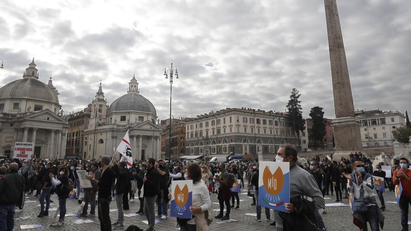 Restaurants and pub owners protest against restrictive measures implemented to curb the spread of COVID-19 pandemic, in Rome Monday, Nov. 2, 2020. Italian Premier Giuseppe Conte is expected to announce even stricter measures to the Parliament later today. (AP Photo/Gregorio Borgia)