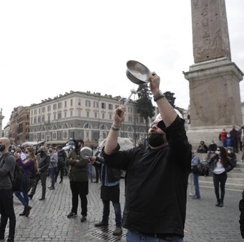 Pekerja Restoran dan Bar Demo Tolak Lockdown di Italia