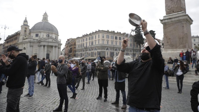 Restaurants and pub owners protest against restrictive measures implemented to curb the spread of COVID-19 pandemic, in Rome Monday, Nov. 2, 2020. Italian Premier Giuseppe Conte is expected to announce even stricter measures to the Parliament later today. (AP Photo/Gregorio Borgia)