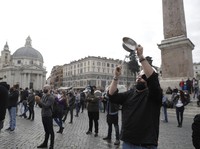 Pekerja Restoran dan Bar Demo Tolak Lockdown di Italia