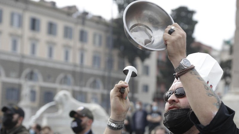 Restaurants and pub owners protest against restrictive measures implemented to curb the spread of COVID-19 pandemic, in Rome Monday, Nov. 2, 2020. Italian Premier Giuseppe Conte is expected to announce even stricter measures to the Parliament later today. (AP Photo/Gregorio Borgia)