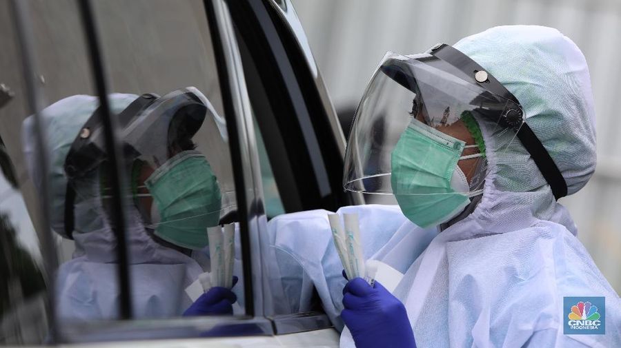 Warga menjalani tes usap atau swab test di GSI Lab (Genomik Solidaritas Indonesia Laboratorium), Cilandak, Jakarta, Senin (2/11/2020). (CNBC Indonesia/Andrean Kristianto)