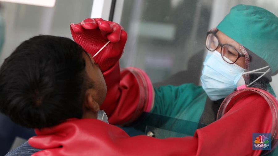 Warga menjalani tes usap atau swab test di GSI Lab (Genomik Solidaritas Indonesia Laboratorium), Cilandak, Jakarta, Senin (2/11/2020). (CNBC Indonesia/Andrean Kristianto)
