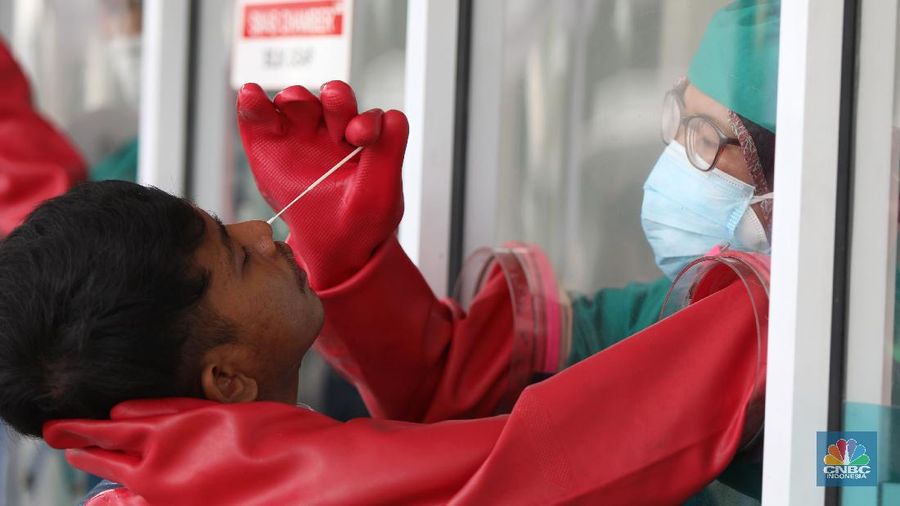 Warga menjalani tes usap atau swab test di GSI Lab (Genomik Solidaritas Indonesia Laboratorium), Cilandak, Jakarta, Senin (2/11/2020). (CNBC Indonesia/Andrean Kristianto)