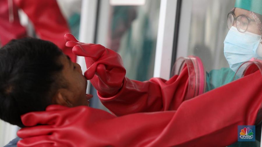 Warga menjalani tes usap atau swab test di GSI Lab (Genomik Solidaritas Indonesia Laboratorium), Cilandak, Jakarta, Senin (2/11/2020). (CNBC Indonesia/Andrean Kristianto)