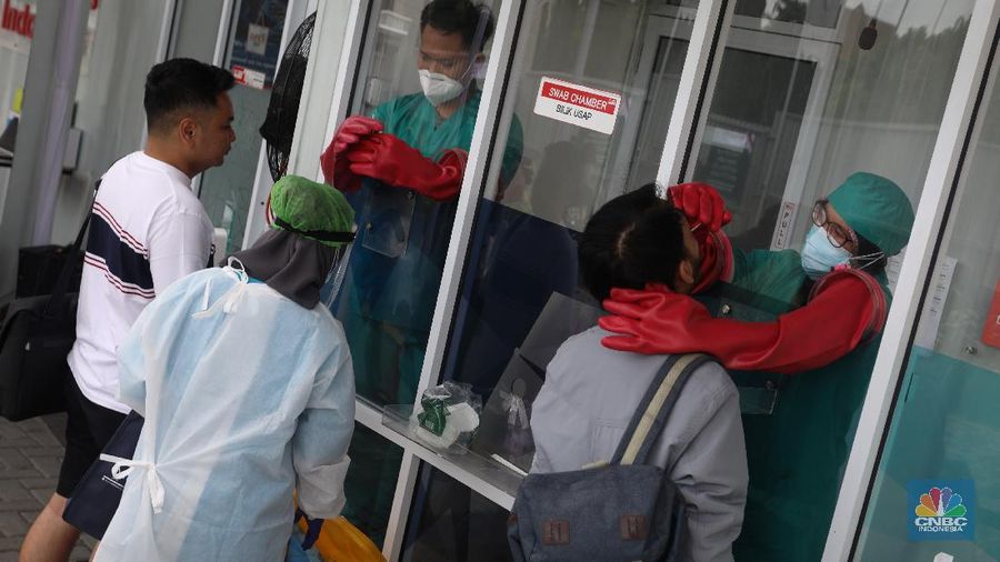 Warga menjalani tes usap atau swab test di GSI Lab (Genomik Solidaritas Indonesia Laboratorium), Cilandak, Jakarta, Senin (2/11/2020). (CNBC Indonesia/Andrean Kristianto)