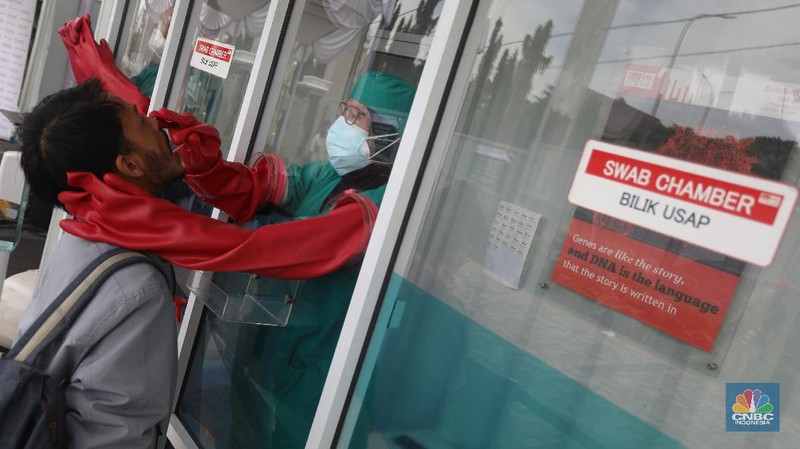 Warga menjalani tes usap atau swab test di GSI Lab (Genomik Solidaritas Indonesia Laboratorium), Cilandak, Jakarta, Senin (2/11/2020). (CNBC Indonesia/Andrean Kristianto)