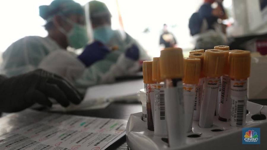 Warga menjalani tes usap atau swab test di GSI Lab (Genomik Solidaritas Indonesia Laboratorium), Cilandak, Jakarta, Senin (2/11/2020). (CNBC Indonesia/Andrean Kristianto)