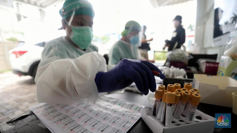 Tenaga kesehatan menggunakan alat pelindung diri (APD) mengambil sampel darah dengan metode swab test di GSI Lab (Genomik Solidaritas Indonesia Laboratorium), Cilandak, Jakarta Selatan, Rabu (30/9/2020). (CNBC Indonesia/Tri Susilo)

Untuk memutus rantai penularan Covid-19, Genomik Solidaritas Indonesia (GSI Lab) membuka laboratorium tes PCR berstandar Biosafety Level (BSL) 2+. 

Laboraturium GSI Lab dirancang untuk memberikan pelayanan tes PCR yang tidak hanya bersekala masif, namun jugamemberikan hasil tes yabg cepat sehinggal hasil tes dapat diakses pada hari yang sama atau setidaknya H+1 (setelah tes).  

Untuk pasien drive thru sehari bisa 500 orang sedangkan SCR 5000 sempel perharinya.  (CNBC Indonesia/ Tri Susilo)