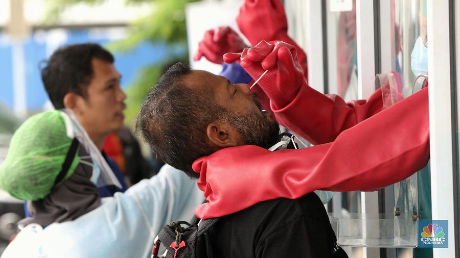 Warga menjalani tes usap atau swab test di GSI Lab (Genomik Solidaritas Indonesia Laboratorium), Cilandak, Jakarta, Senin (2/11/2020). (CNBC Indonesia/Andrean Kristianto)