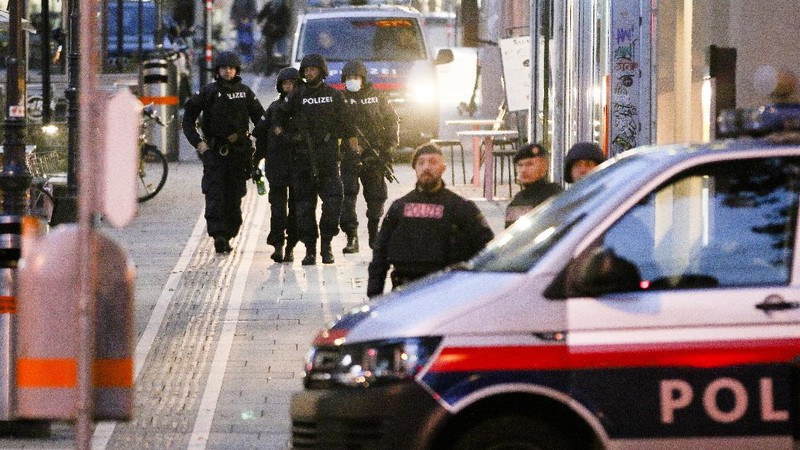 Following gunfire on people enjoying a last evening out before lockdown, police patrol at the scene in Vienna, early Tuesday, Nov. 3, 2020. Police in the Austrian capital said several shots were fired shortly after 8 p.m. local time on Monday, Nov. 2, in a lively street in the city center of Vienna. Austria's top security official said authorities believe there were several gunmen involved and that a police operation was still ongoing. (Photo/Ronald Zak)