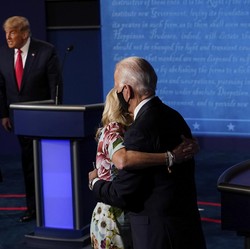 Biden Unggul Komandan, ke Mana Gerak Emas Global & Antam?