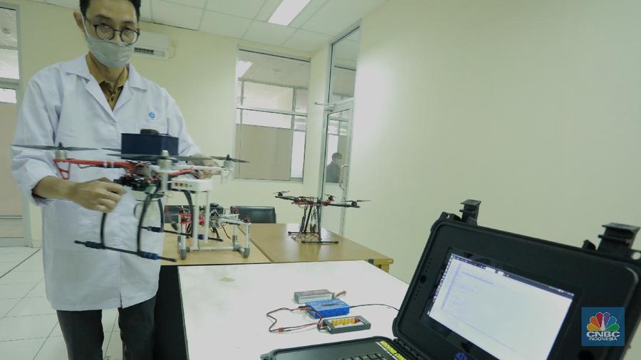 LIPI Ciptakan Drone Untuk physical distancing (CNBC Indonesia/Tri Susilo)