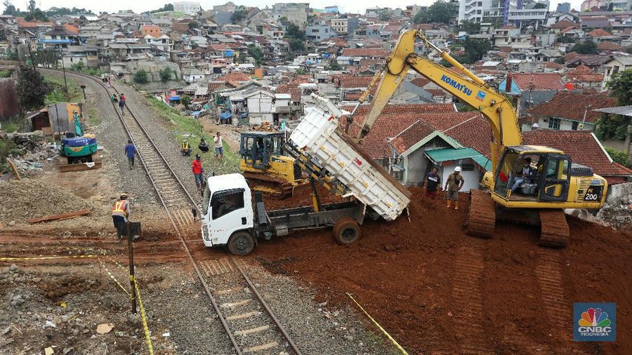 Pekerja menyelesaikan pembangunan double track Kereta Api (KA) Bogor - Sukabumi di Kawasan Bondongan, Bogor, Jawa Barat, Selasa (3/10/2020). (CNBC Indonesia/Andrean Kristianto)