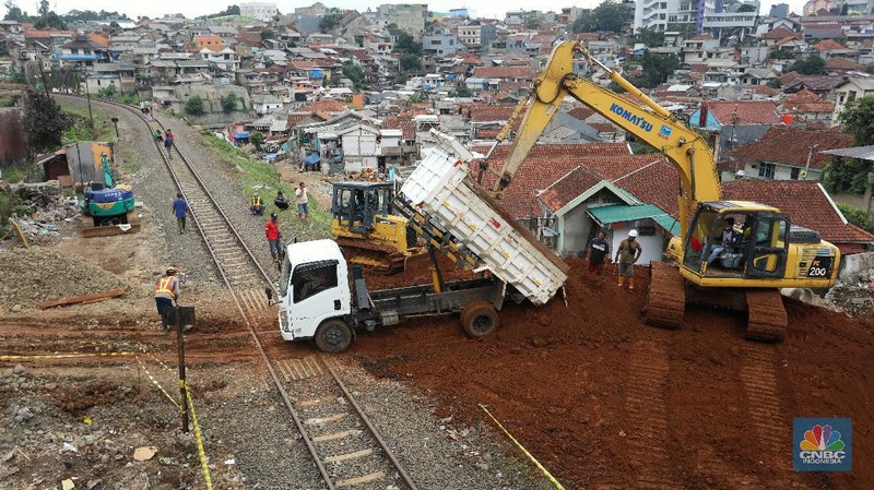 Pekerja menyelesaikan pembangunan double track Kereta Api (KA) Bogor - Sukabumi di Kawasan Bondongan, Bogor, Jawa Barat, Selasa (3/10/2020). (CNBC Indonesia/Andrean Kristianto)