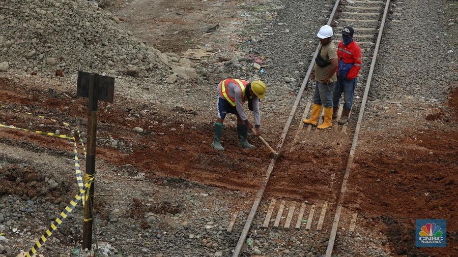 Pekerja menyelesaikan pembangunan double track Kereta Api (KA) Bogor - Sukabumi di Kawasan Bondongan, Bogor, Jawa Barat, Selasa (3/10/2020). (CNBC Indonesia/Andrean Kristianto)