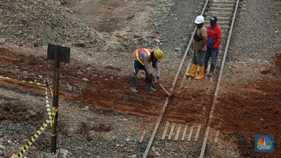 Pekerja menyelesaikan pembangunan double track Kereta Api (KA) Bogor - Sukabumi di Kawasan Bondongan, Bogor, Jawa Barat, Selasa (3/10/2020). (CNBC Indonesia/Andrean Kristianto)
