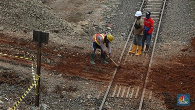 Pekerja menyelesaikan pembangunan double track Kereta Api (KA) Bogor - Sukabumi di Kawasan Bondongan, Bogor, Jawa Barat, Selasa (3/10/2020). (CNBC Indonesia/Andrean Kristianto) Pekerja menyelesaikan pembangunan double track Kereta Api (KA) Bogor - Sukabumi di Kawasan Bondongan, Bogor, Jawa Barat, Selasa (3/10/2020). (CNBC Indonesia/Andrean Kristianto)