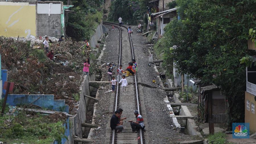 Pekerja menyelesaikan pembangunan double track Kereta Api (KA) Bogor - Sukabumi di Kawasan Bondongan, Bogor, Jawa Barat, Selasa (3/10/2020). (CNBC Indonesia/Andrean Kristianto)