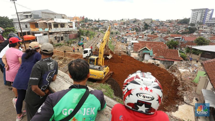Pekerja menyelesaikan pembangunan double track Kereta Api (KA) Bogor - Sukabumi di Kawasan Bondongan, Bogor, Jawa Barat, Selasa (3/10/2020). (CNBC Indonesia/Andrean Kristianto)