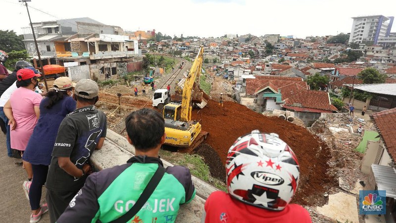 Pekerja menyelesaikan pembangunan double track Kereta Api (KA) Bogor - Sukabumi di Kawasan Bondongan, Bogor, Jawa Barat, Selasa (3/10/2020). (CNBC Indonesia/Andrean Kristianto)