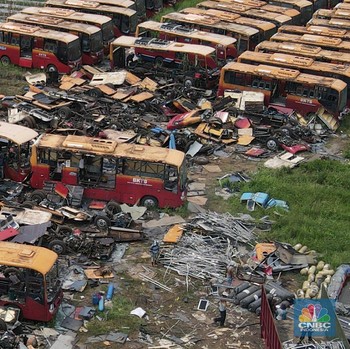 Nasib 'Kuburan' TransJakarta, Bangkai Bus Dipotong-Potong