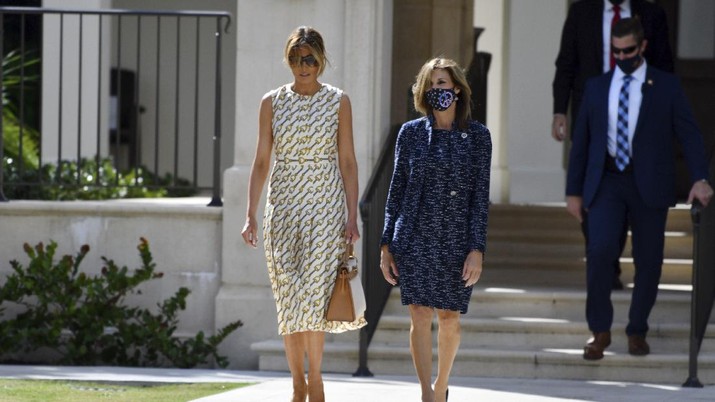 First lady Melania Trump arrives to vote at the Morton and Barbara Mandel Recreation Center, Tuesday, Nov. 3, 2020, in Palm Beach, Fla. (AP Photo/Jim Rassol)