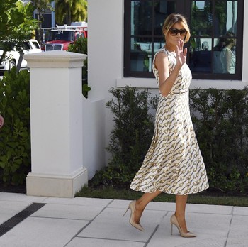 Masker Mana Masker, Gaya Melania Trump ke TPS Buat Pilpres AS