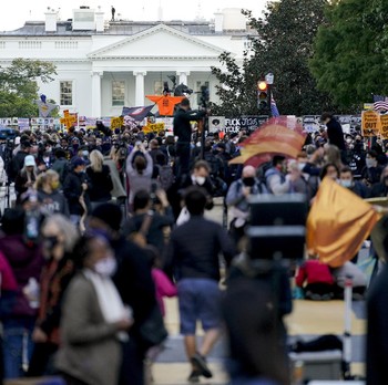 Intip 'Pesta Perpisahan' Gedung Putih, Ada Ayam Raksasa Trump