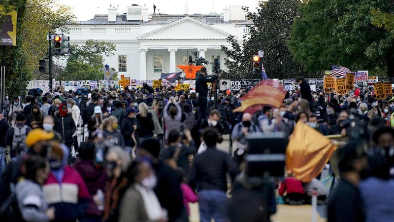 Demonstrators gather outside the White House, Tuesday, Nov. 3, 2020, in Washington. (AP Photo/Jacquelyn Martin)