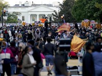 Intip 'Pesta Perpisahan' Gedung Putih, Ada Ayam Raksasa Trump