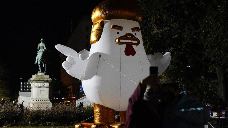 Demonstrators gather outside the White House, Tuesday, Nov. 3, 2020, in Washington. (AP Photo/Jacquelyn Martin)