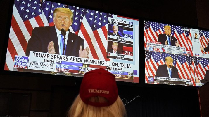 Election 2020 Trump A live broadcast of President Donald Trump speaking from the White House is projected on screens at an election night party, Tuesday, Nov. 3, 2020, in Las Vegas. (AP Photo/John Locher)