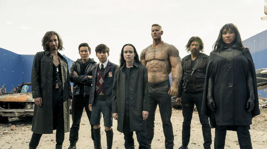 THE UMBRELLA ACADEMY (L to R) ROBERT SHEEHAN as KLAUS HARGREEVES, JUSTIN H. MIN as BEN HARGREEVES, AIDAN GALLAGHER as NUMBER FIVE, ELLEN PAGE as VANYA HARGREEVES, TOM HOPPER as LUTHER HARGREEVES, DAVID CASTAÑEDA as DIEGO HARGREEVES and EMMY RAVER-LAMPMAN as ALLISON HARGREEVES in episode 201 of THE UMBRELLA ACADEMY Cr. CHRISTOS KALOHORIDIS/NETFLIX © 2020