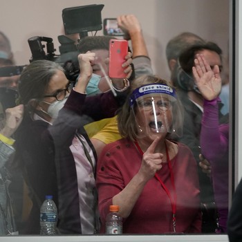 Massa Trump Ngamuk di KPU Michigan, Minta Setop Hitung Pemilu