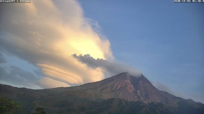 Status Gunung  Merapi  Naik ke Siaga Publik Dilarang Mendaki 