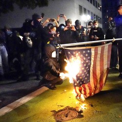 Bakar Bendera, Demonstrasi Pecah di Jalan Kota-kota AS