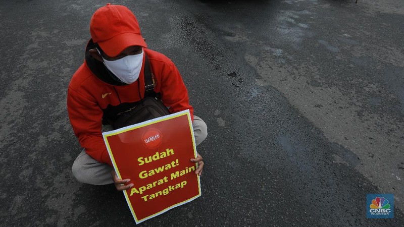 Aksi Demo Buruh di Mabes Polri (CNBC Indonesia/Tri Susilo)