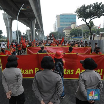 Kecam Tindakan Represif Aparat, Buruh 'Geruduk' Mabes Polri