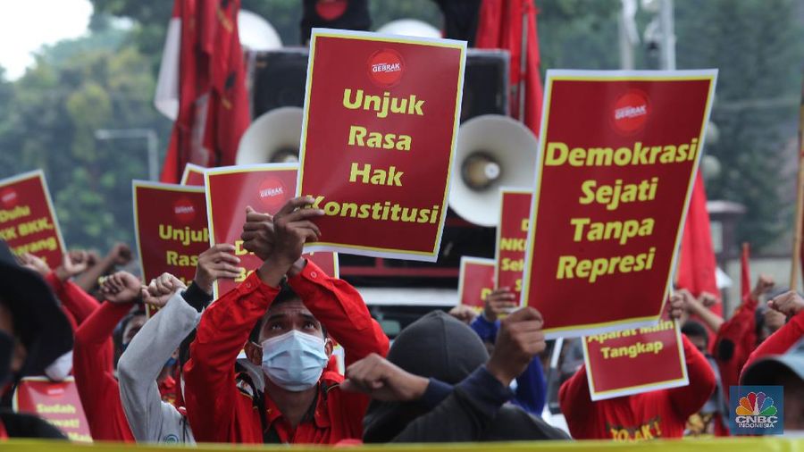 Aksi Demo Buruh di Mabes Polri (CNBC Indonesia/Tri Susilo)