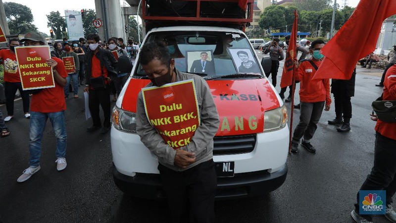 Aksi Demo Buruh di Mabes Polri (CNBC Indonesia/Tri Susilo)