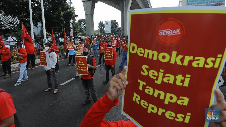 Aksi Demo Buruh di Mabes Polri (CNBC Indonesia/Tri Susilo)