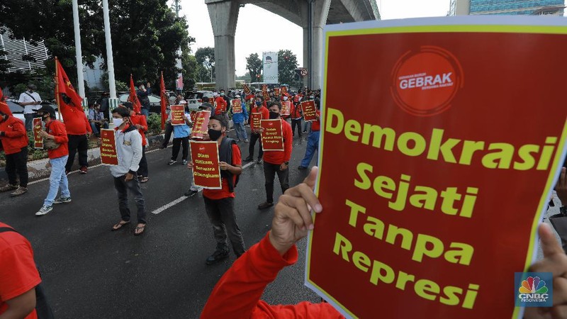 Aksi Demo Buruh di Mabes Polri (CNBC Indonesia/Tri Susilo)