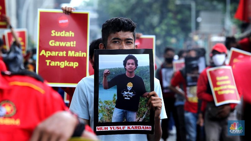 Aksi Demo Buruh di Mabes Polri (CNBC Indonesia/Tri Susilo)