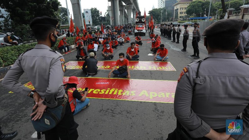 Aksi Demo Buruh di Mabes Polri (CNBC Indonesia/Tri Susilo)