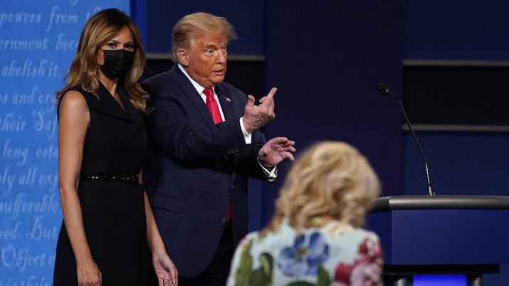 Election 2020 Debate President Donald Trump stands with first lady Melania Trump as Jill Biden walks onto stage after the second and final presidential debate Thursday, Oct. 22, 2020, at Belmont University in Nashville, Tenn., with Democratic presidential candidate former Vice President Joe Biden. (AP Photo/Patrick Semansky)
